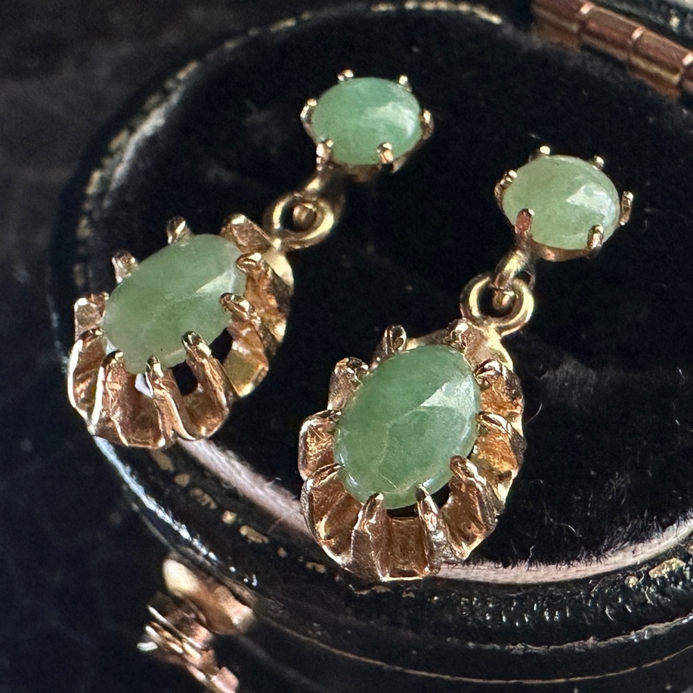 Lovely Vintage 14k Yellow Gold Green Jade Dangle Drop Post Back Earrings